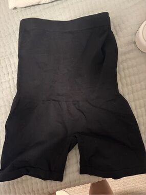 Black High-Waist Maternity Stretch Shorts